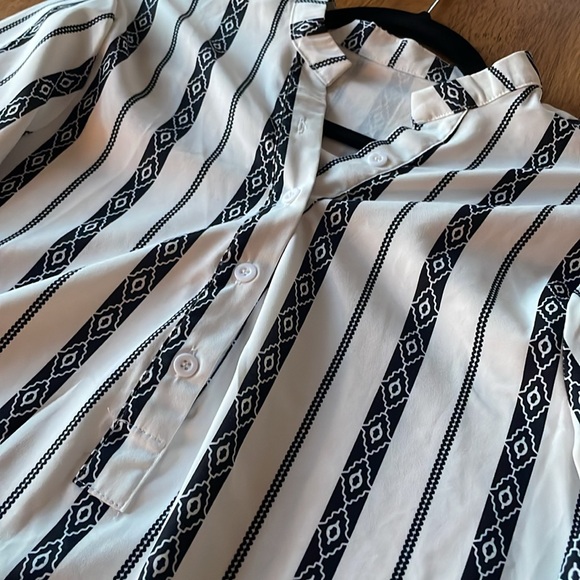 Lightweight Blouse - Picture 3 of 5